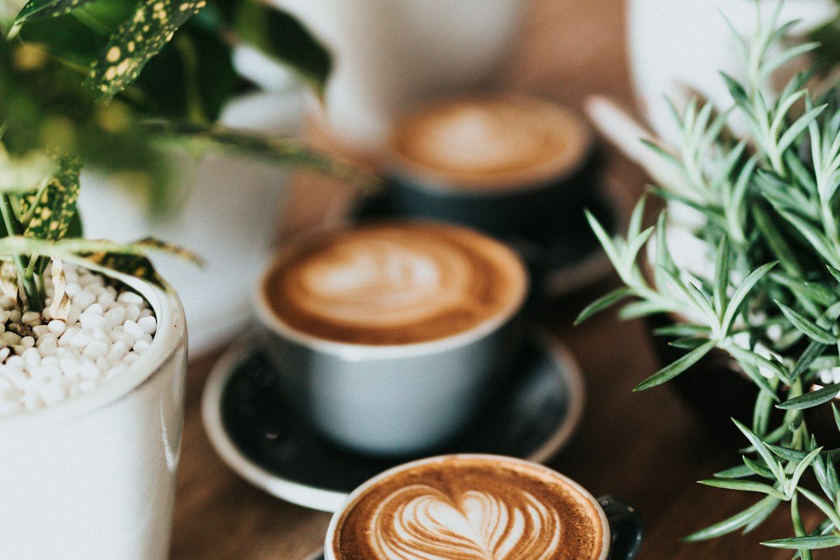 Cốc đồ uống đặt trên bàn